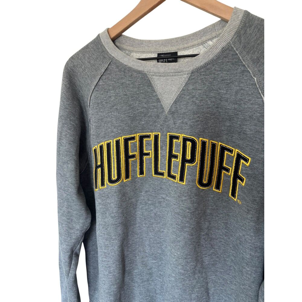 Wizarding World of Harry Potter Hufflepuff Long Sleeve Gray Pullover Sweater M - Picture 2 of 7